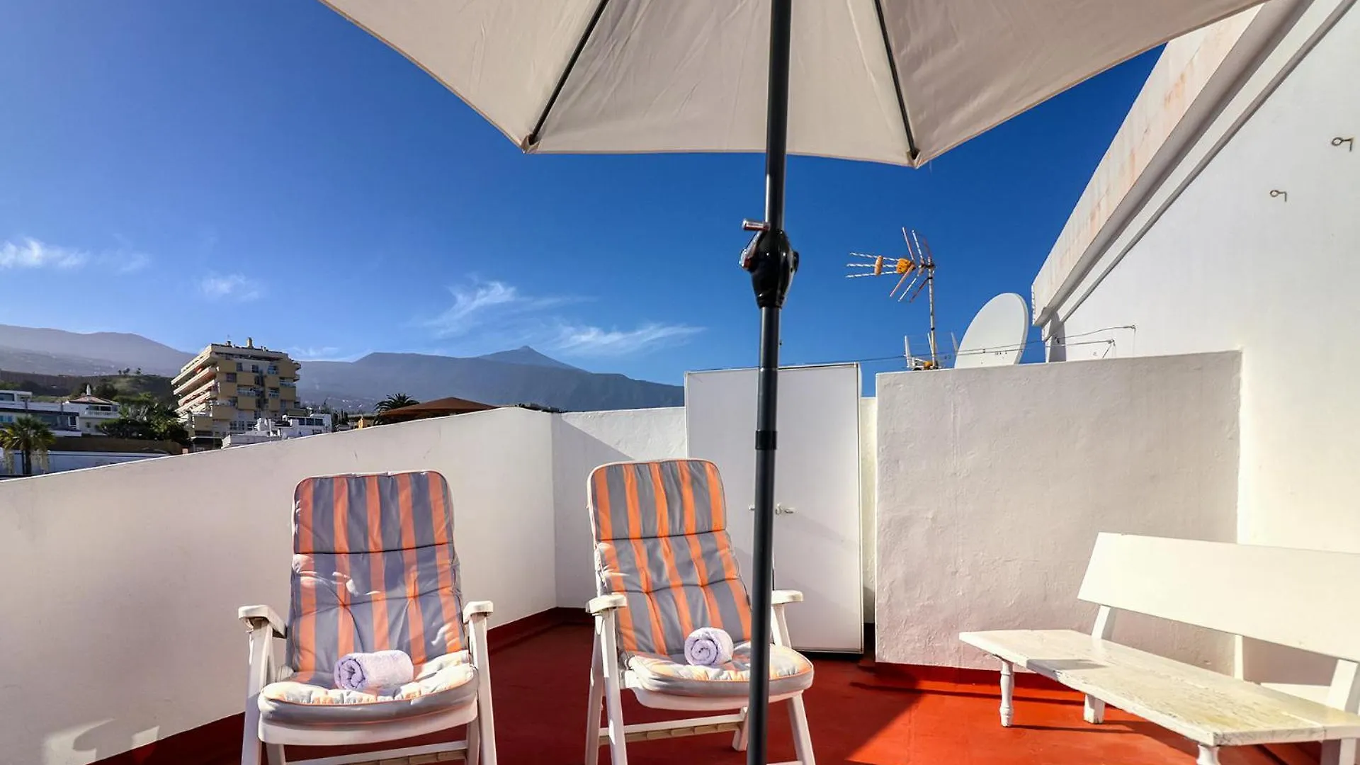 Spacious Penthouse With King-Size Bed, Huge Terrace, Ocean & Teide View Puerto de la Cruz  Puerto de la Cruz (Tenerife)